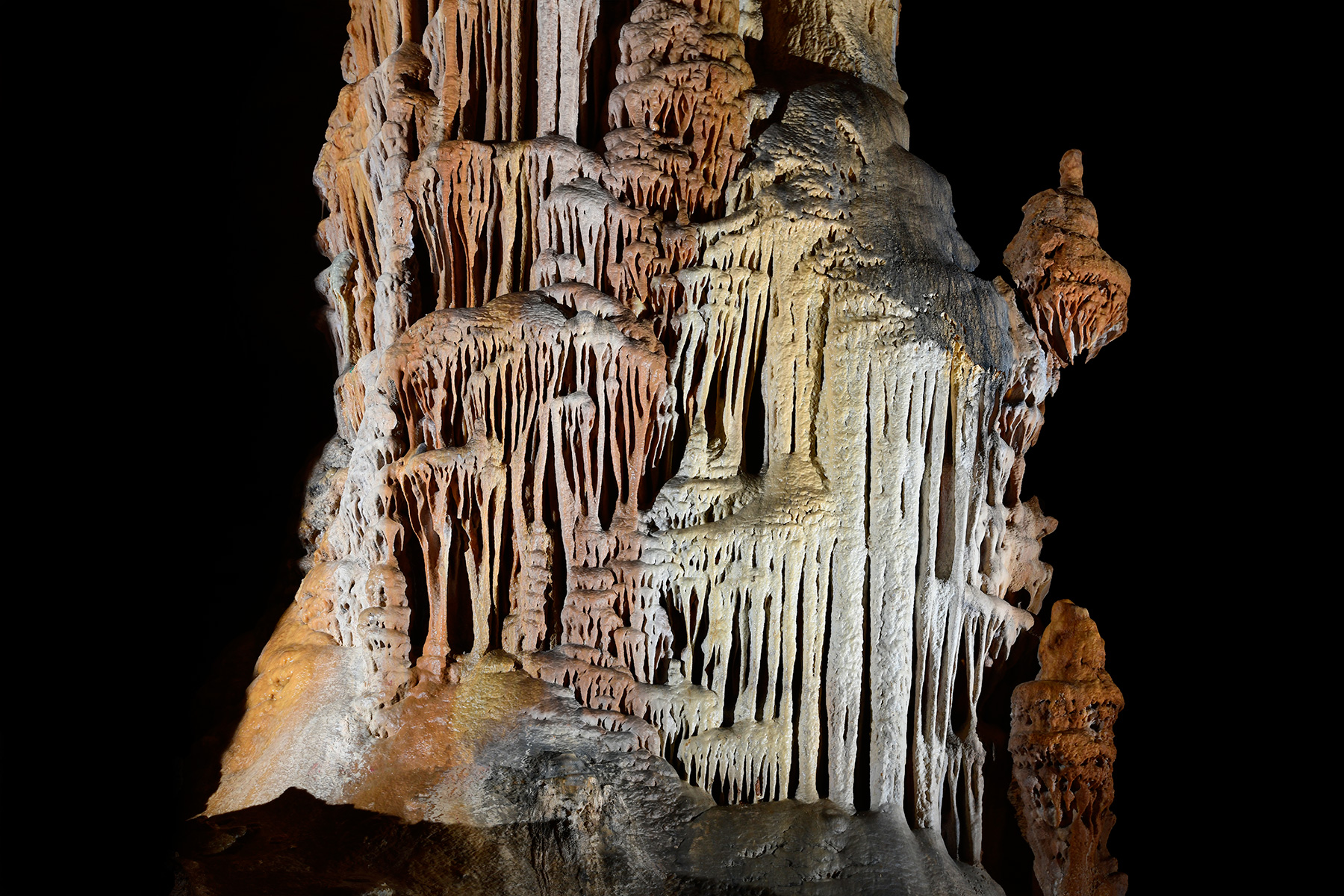 Grotte de Saint-Marcel d'Ardèche (réseau I) - Détail d'une grande colonne colorée